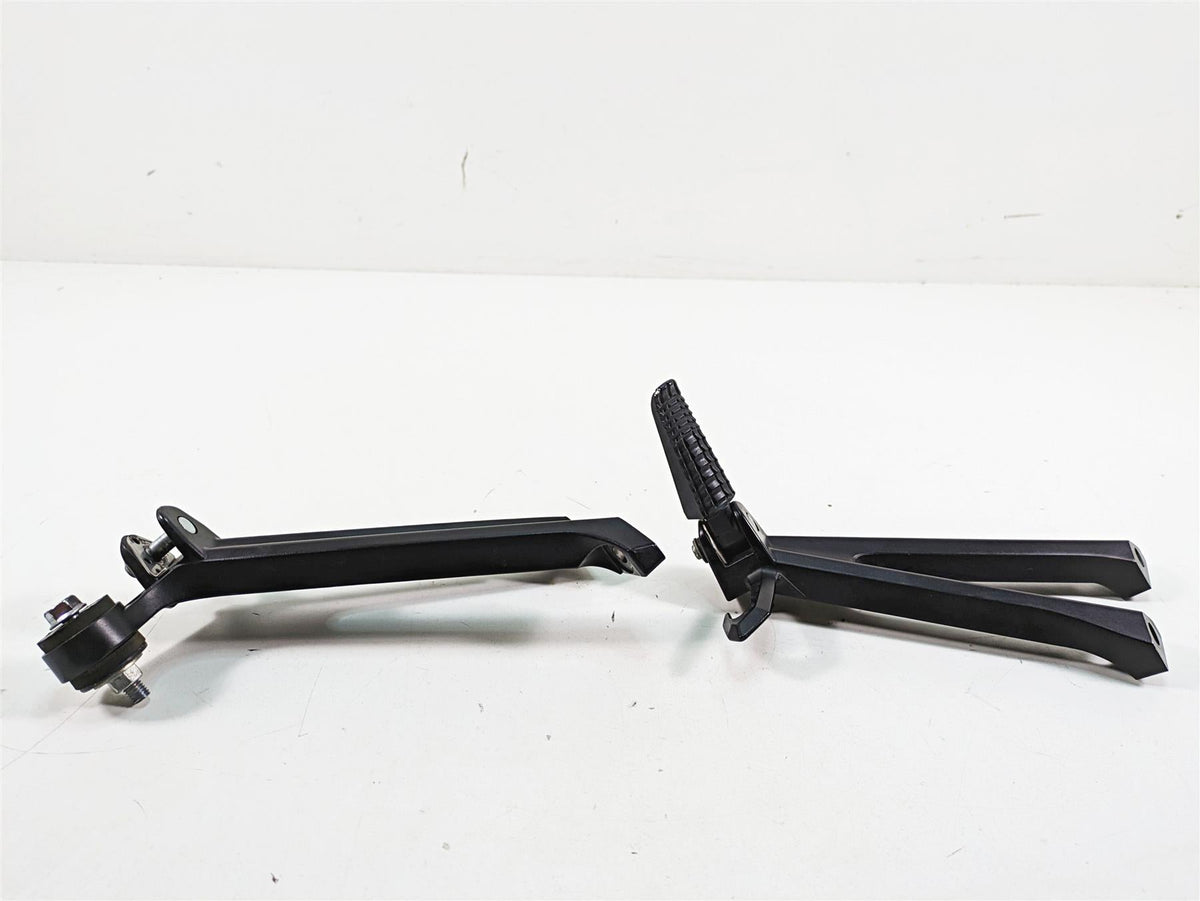 2022 Suzuki GSXR 750 Passenger Footpeg Foot Peg Rest Set 43600-14J30 43700-14J30 {{ shop.shopifyCountryName }} - Mototech271