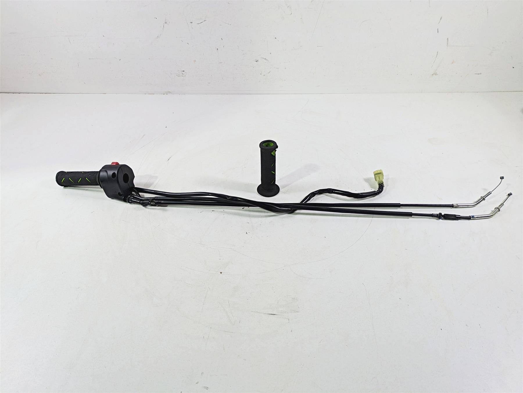 2021 Kawasaki Z900 ZR900 Right Hand Control Switch Throttle Grip Set 46091-0500 {{ shop.shopifyCountryName }} - Mototech271