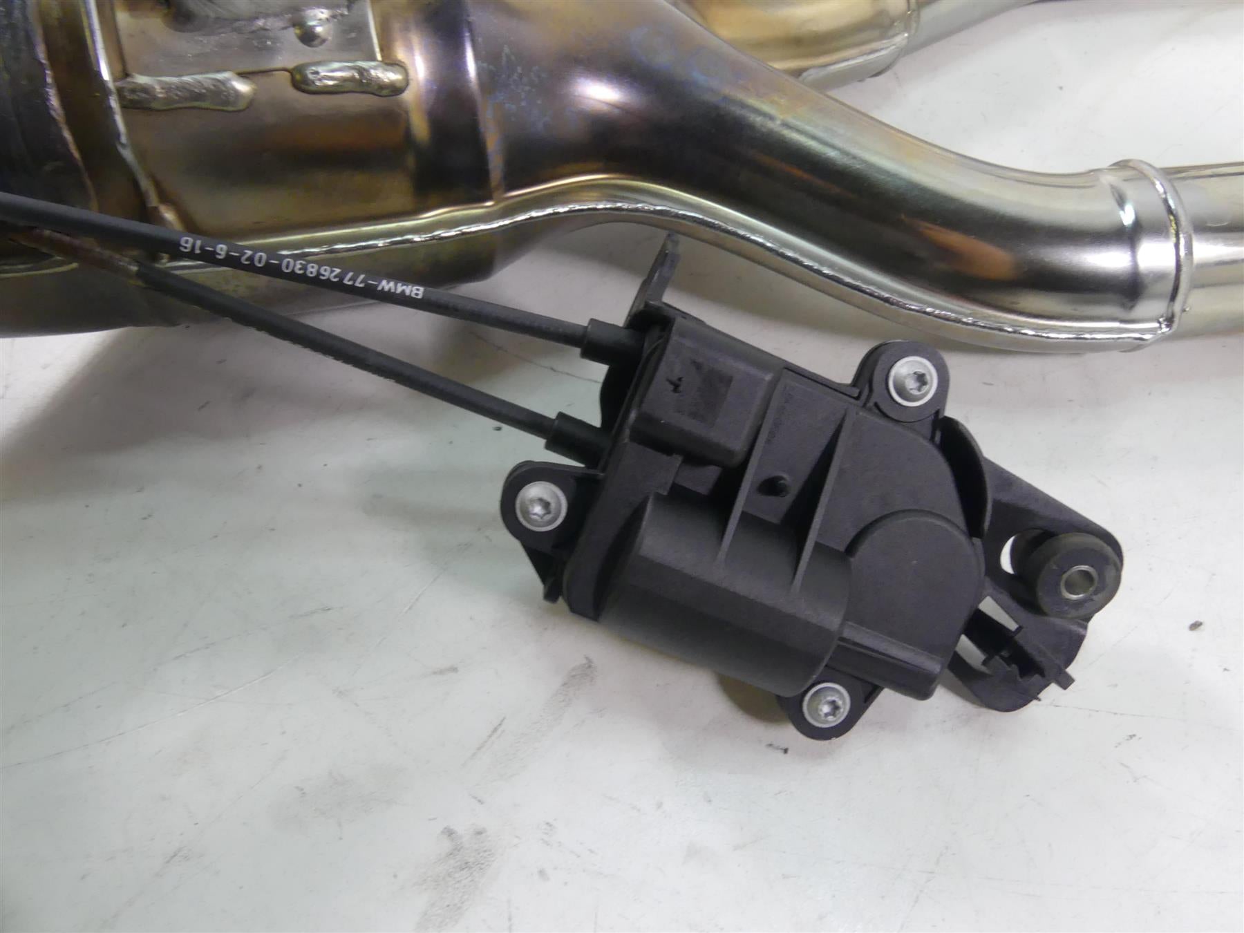 2017 BMW R1200GS GSW K50 Chrome Exhaust Header & Servo Motor 18518555262 {{ shop.shopifyCountryName }} - Mototech271