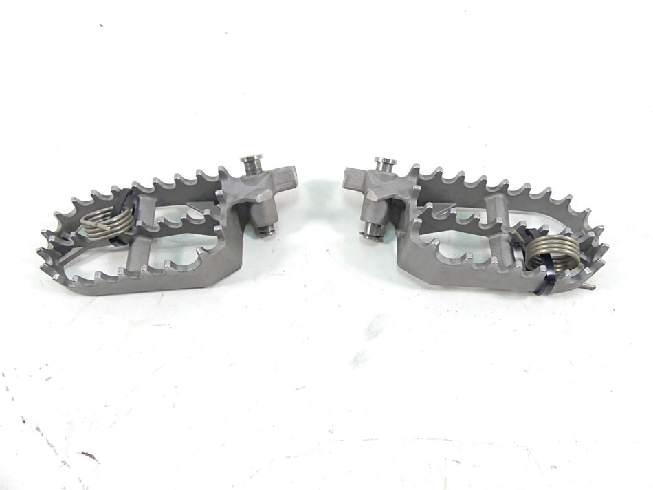2016 BMW R1200GS Adv K51 Rider Footpeg Foot Peg Set 46718529843 46718529844 {{ shop.shopifyCountryName }} - Mototech271