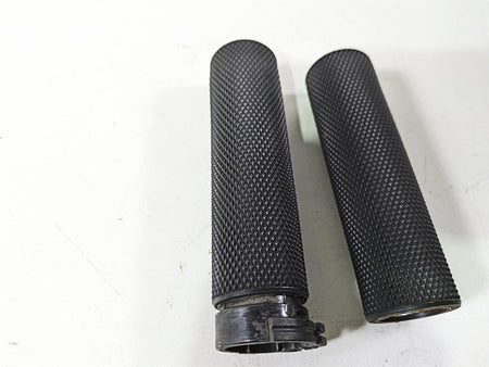 2017 Harley Dyna FXDB Street Bob Arlen Ness Knurled Hand Grip Set 07-325 {{ shop.shopifyCountryName }} - Mototech271