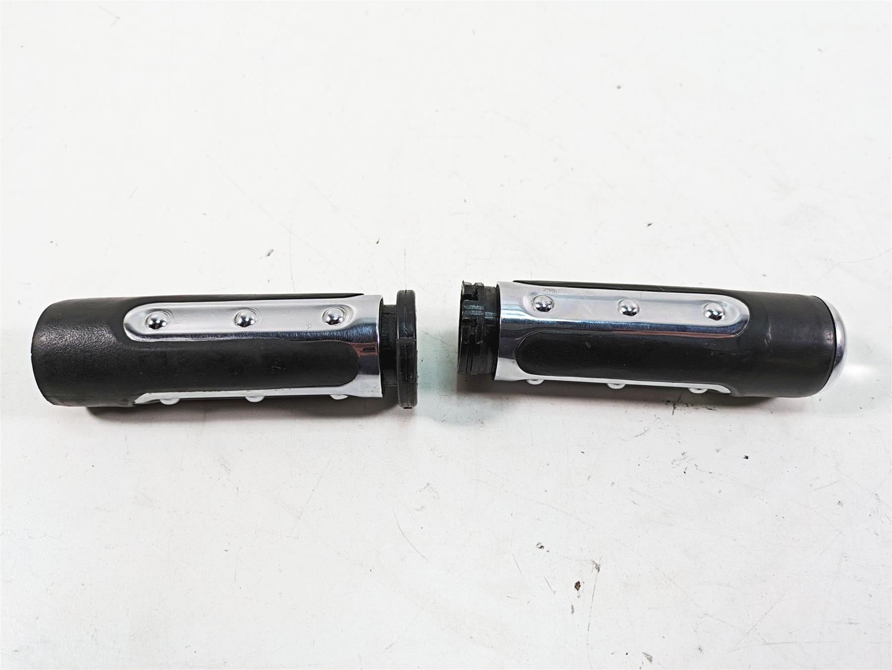 2009 Harley Dyna FXDFSE CVO Fat Bob Ironside Hand Grip Set 56971-07 56972-07 {{ shop.shopifyCountryName }} - Mototech271