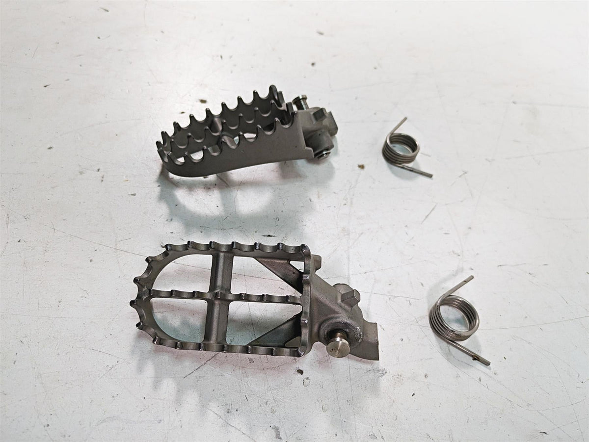 2007 BMW R1200GS K255 Adv Front Footpeg Foot Peg Rest Set 46717694557 {{ shop.shopifyCountryName }} - Mototech271