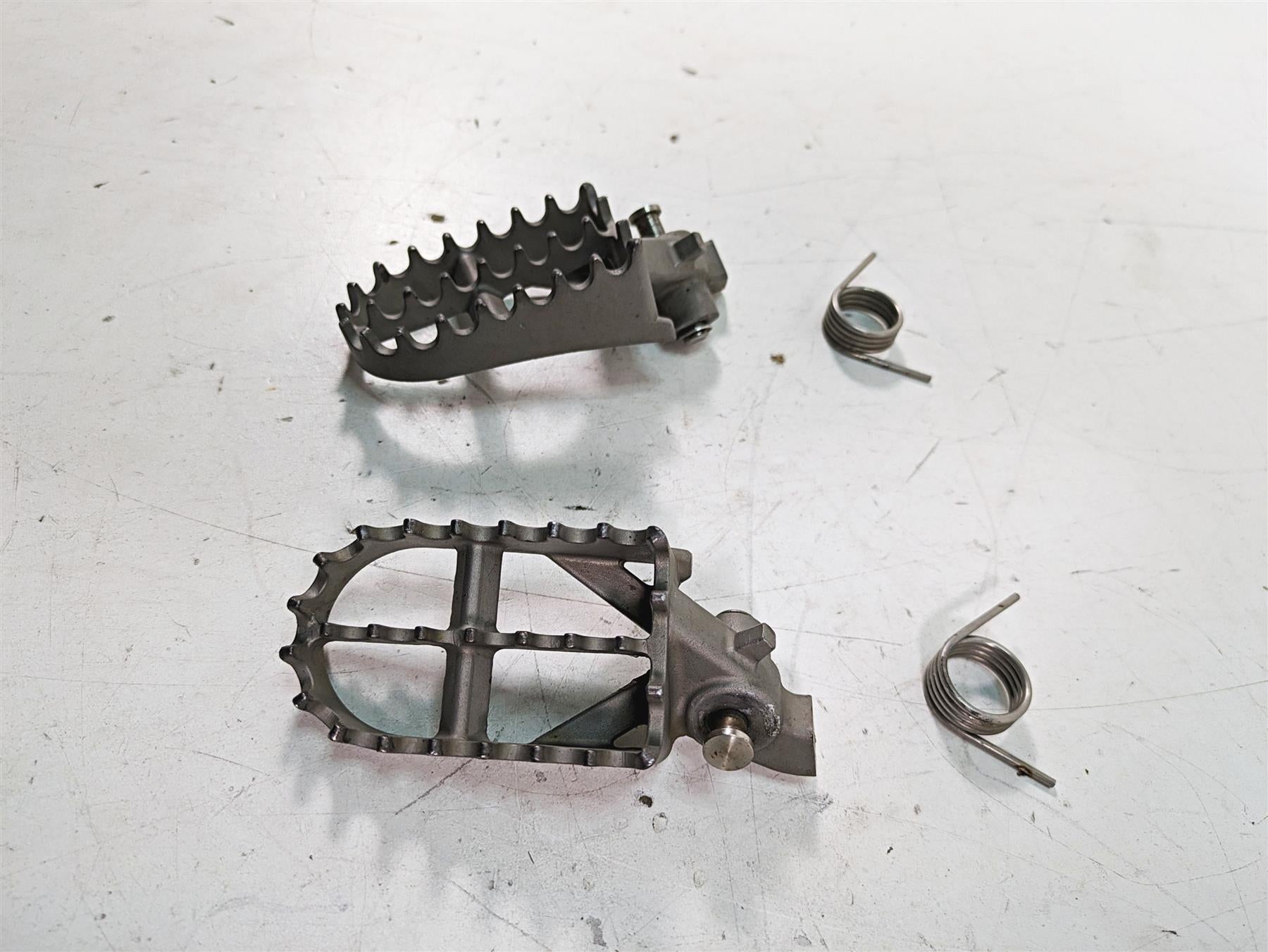 2007 BMW R1200GS K255 Adv Front Footpeg Foot Peg Rest Set 46717694557 {{ shop.shopifyCountryName }} - Mototech271