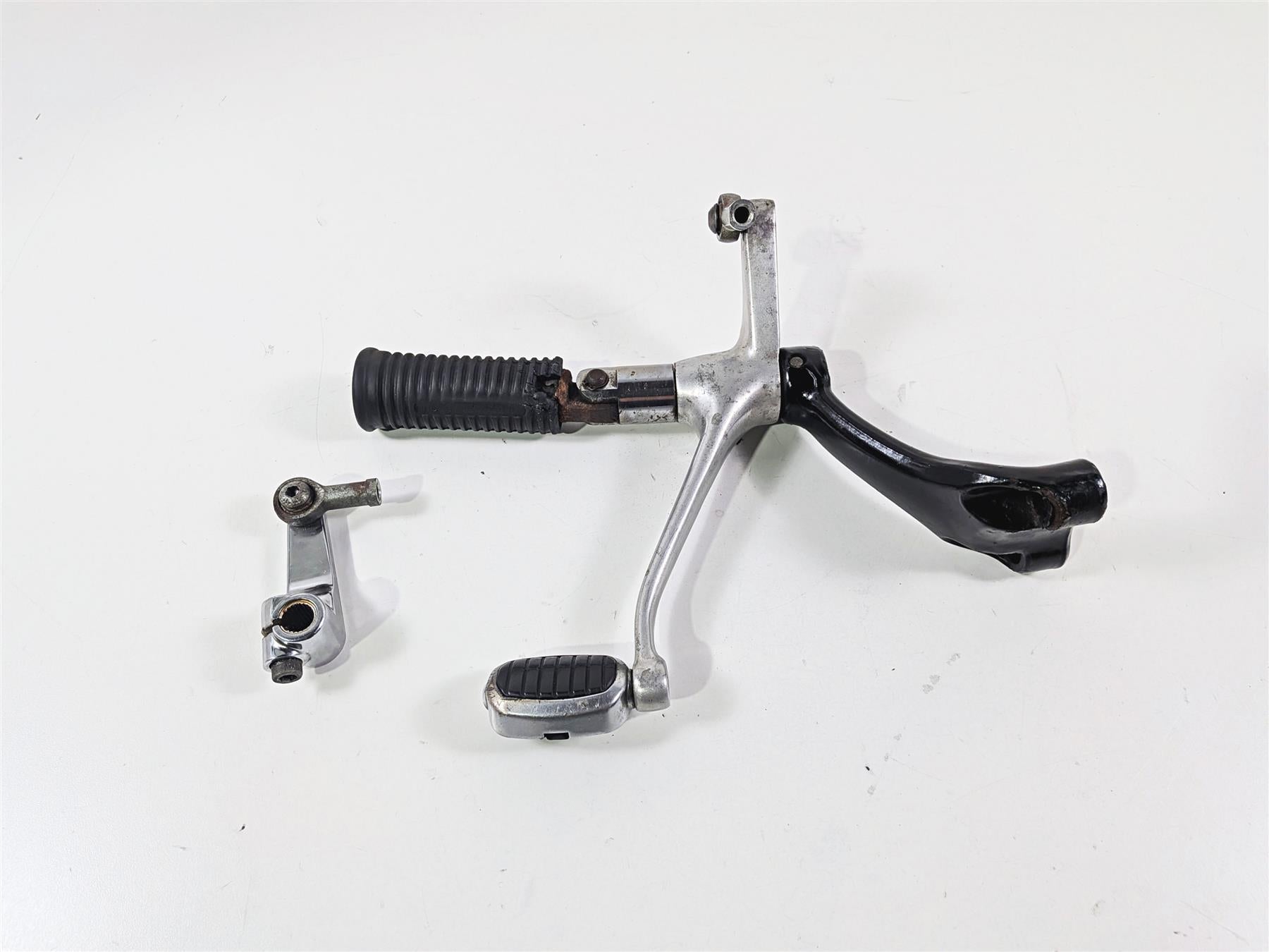 2006 Harley Sportster XL1200 C Front Left Footpeg & Shifter Parts FW 42651-04 {{ shop.shopifyCountryName }} - Mototech271