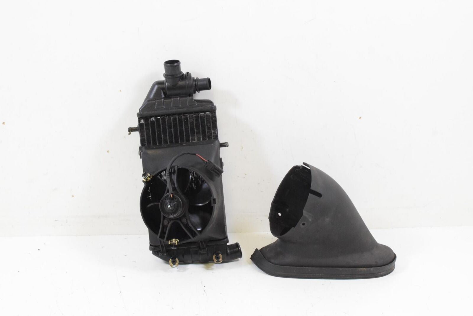 09 BMW K1200LT K1200 LT 89V3 Right Radiator Fan Air Scoop Duct Ram 17111465160 {{ shop.shopifyCountryName }} - Mototech271