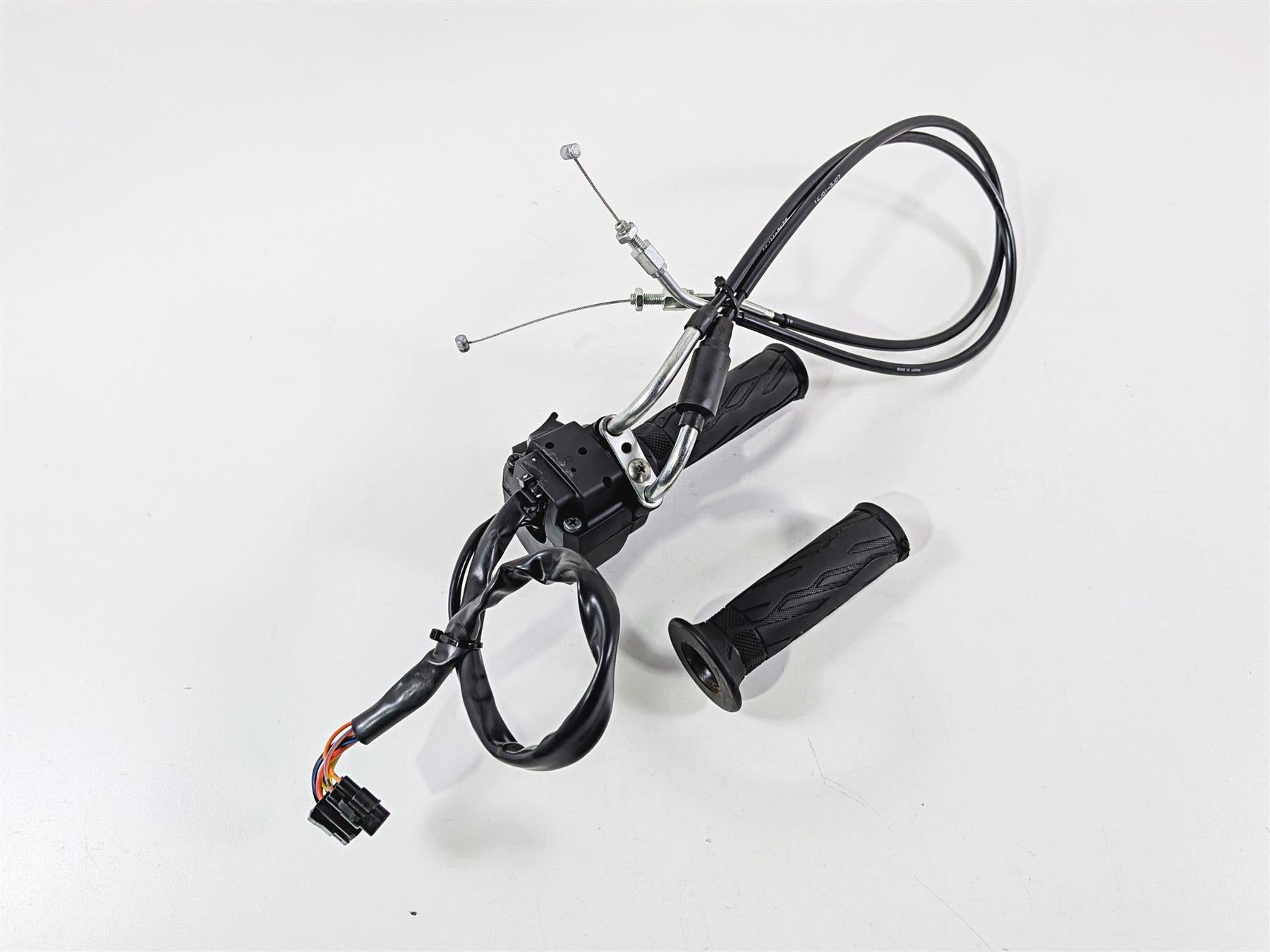 2024 Suzuki GSXR 600 Right Hand Control Switch & Throttle Grip 37200-47H30 {{ shop.shopifyCountryName }} - Mototech271