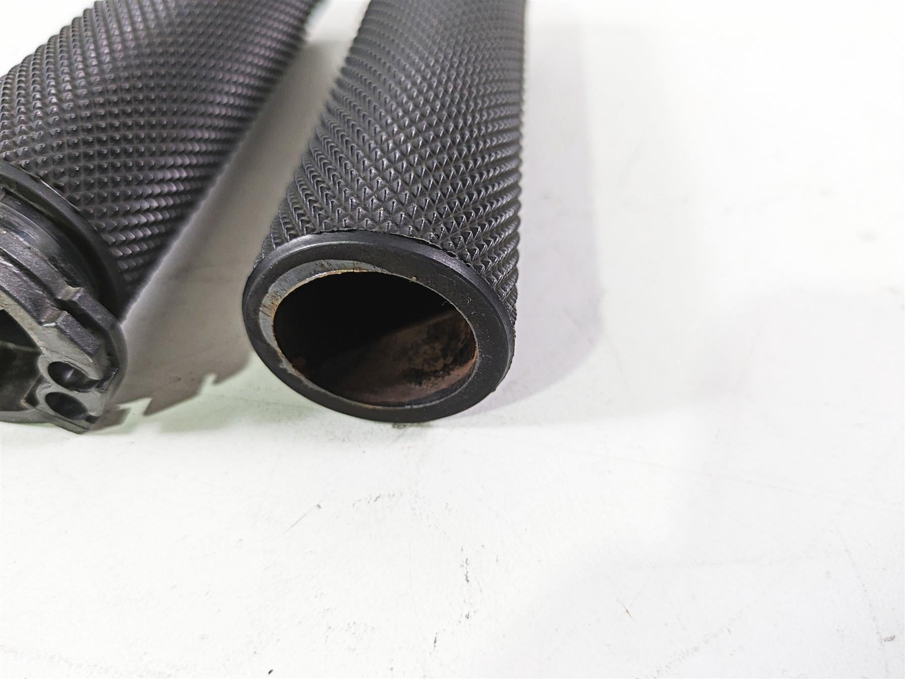 2017 Harley Dyna FXDB Street Bob Arlen Ness Knurled Hand Grip Set 07-325 {{ shop.shopifyCountryName }} - Mototech271