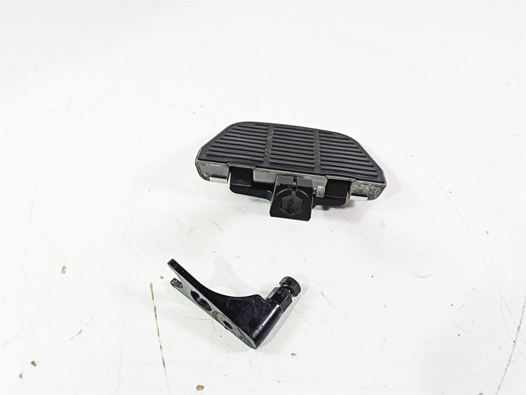 2008 Harley FLSTC 105TH Softail Heritage Right Rear Footboard & Bracket 50483-00 {{ shop.shopifyCountryName }} - Mototech271