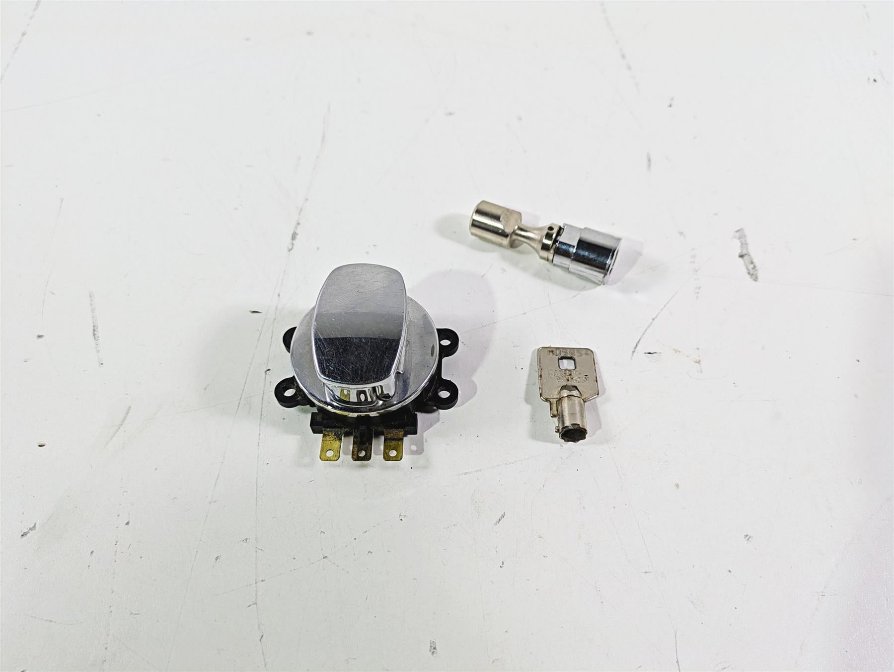 2004 Harley FLSTCI Softail Heritage Ignition Switch Steering Key Lock 71450-04 {{ shop.shopifyCountryName }} - Mototech271