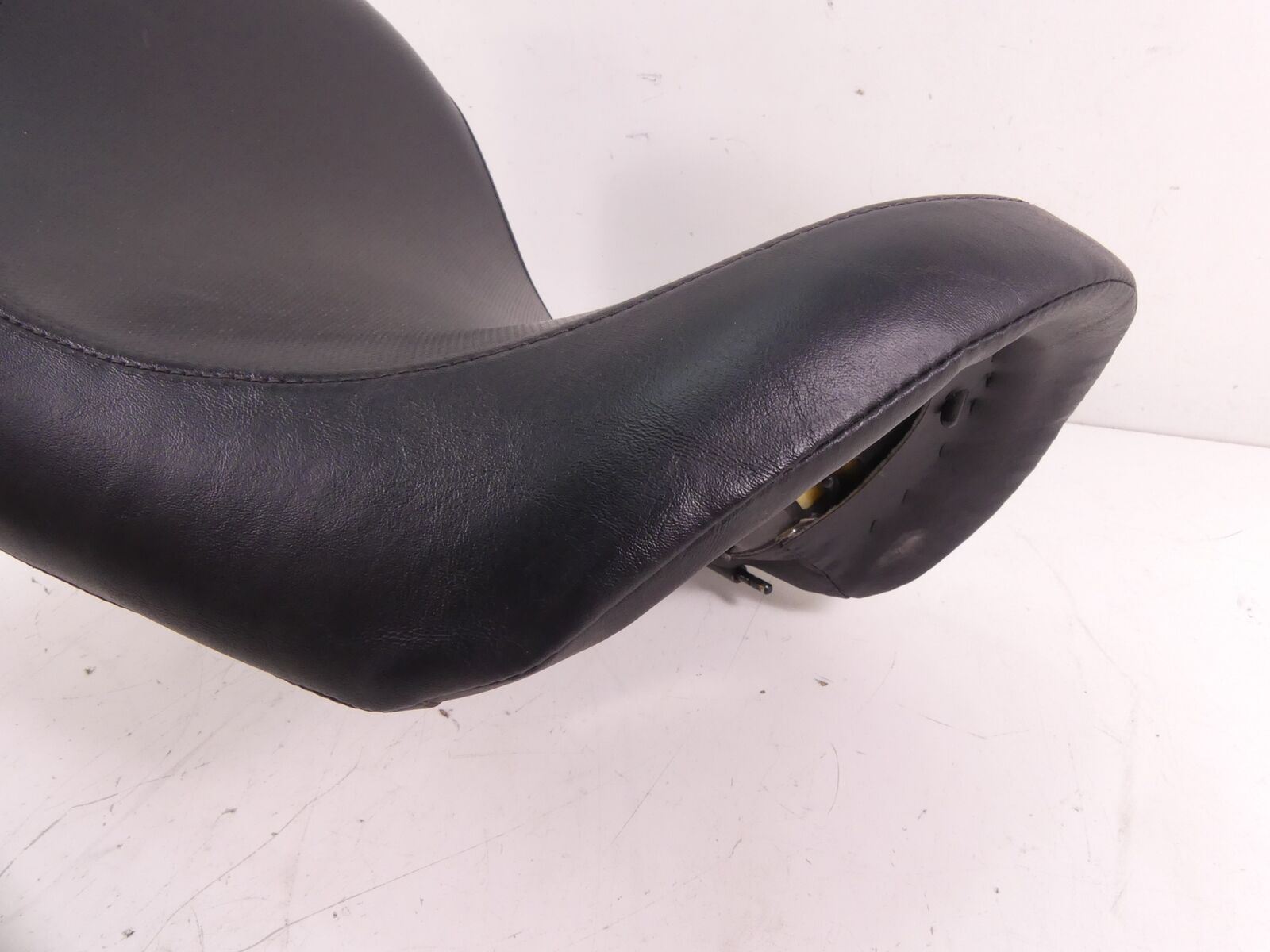 2009 Harley VRSCAW V-Rod Front Rider Driver Saddle Seat - Nice 52383-07 {{ shop.shopifyCountryName }} - Mototech271