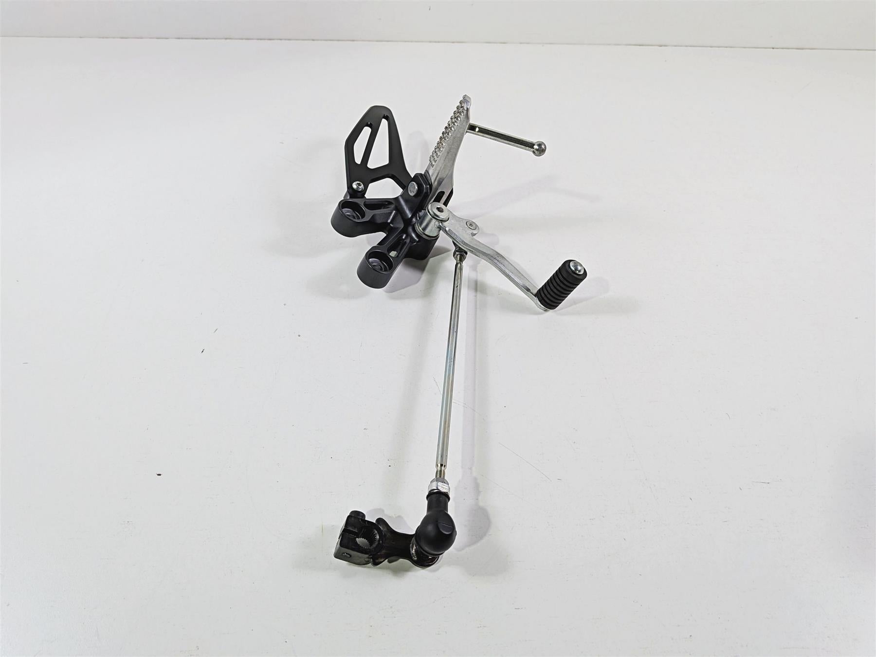 2025 Yamaha YZF R7 Nice Left Front Foot Peg & Shifter BEB-27442-00 BEB-18110-00 {{ shop.shopifyCountryName }} - Mototech271