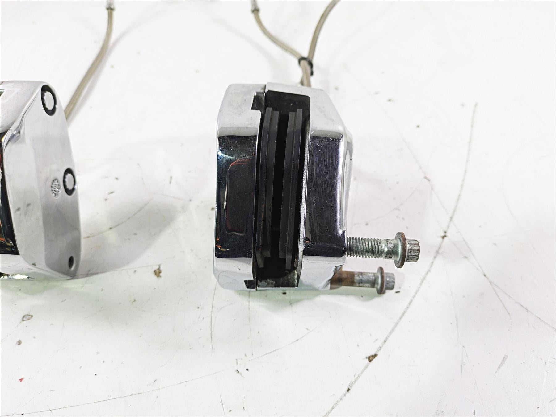 2007 Harley Touring FLHTCU SE CVO E-Glide Front Chrome Brake Caliper Set 4381-99 {{ shop.shopifyCountryName }} - Mototech271
