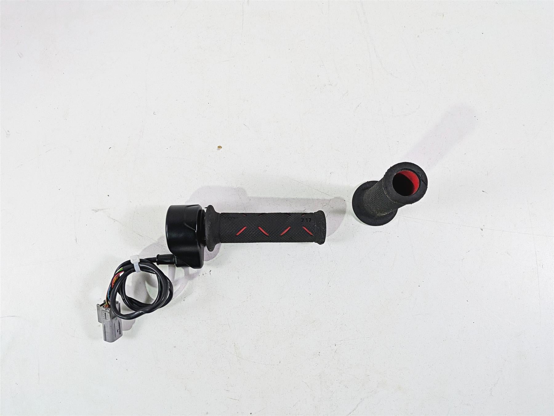 2013 Ducati Hypermotard 821 SP Ride By Wire Throttle Grip Set 66020034E {{ shop.shopifyCountryName }} - Mototech271