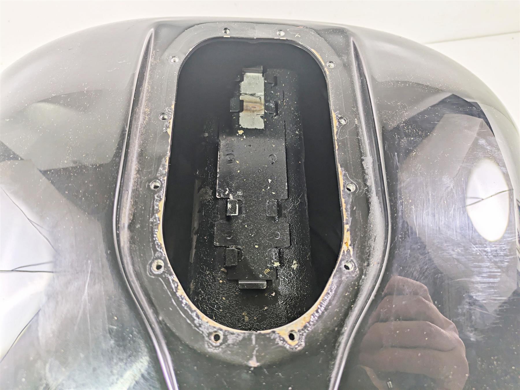 2009 Harley FXDC Dyna Super Glide Fuel Gas Petrol Tank Reservoir - Read 61590-04B {{ shop.shopifyCountryName }} - Mototech271