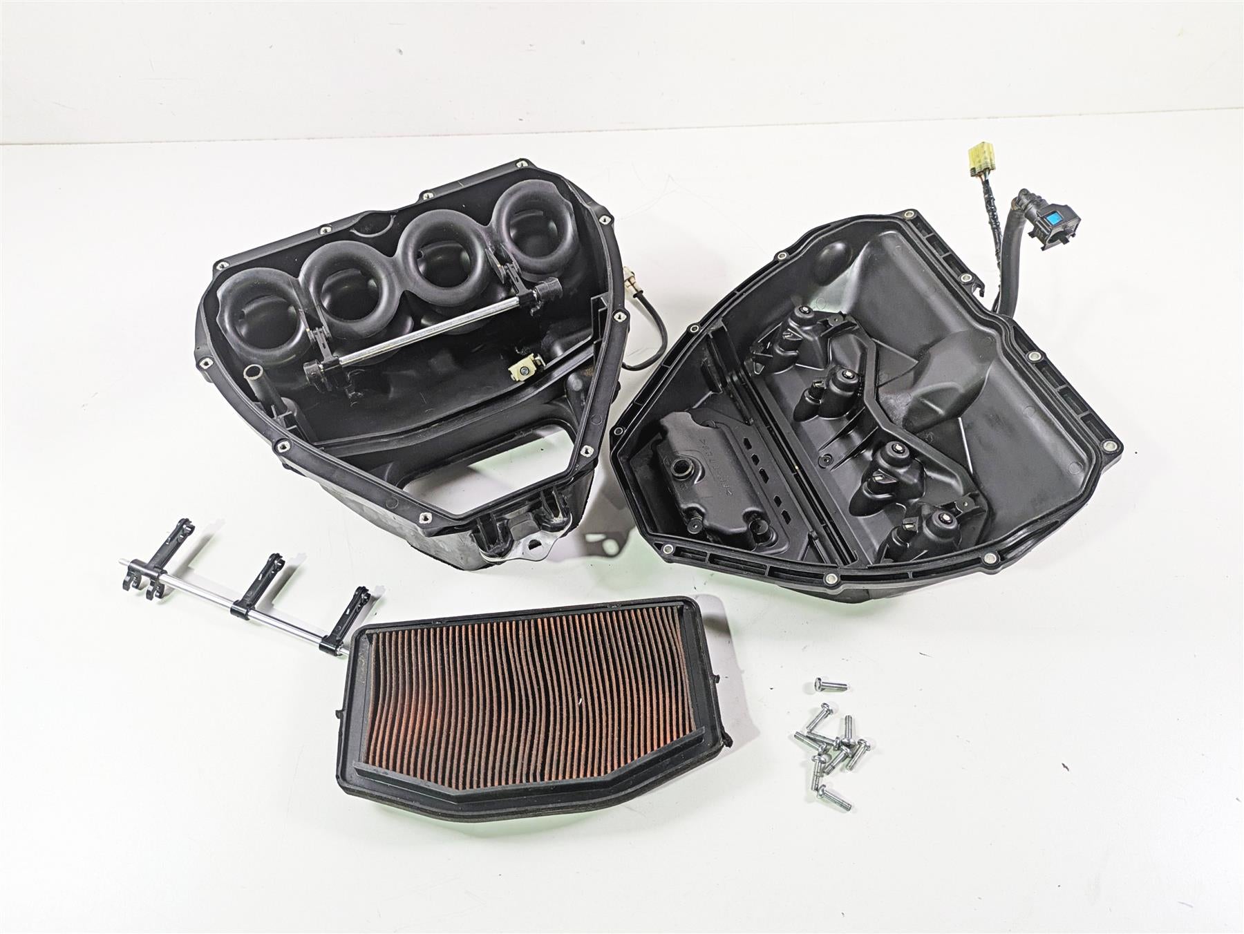 2014 Yamaha YZFR1 R1 RN22 Air Box Cleaner & Injectors & Actuator 14B-14411-01-00