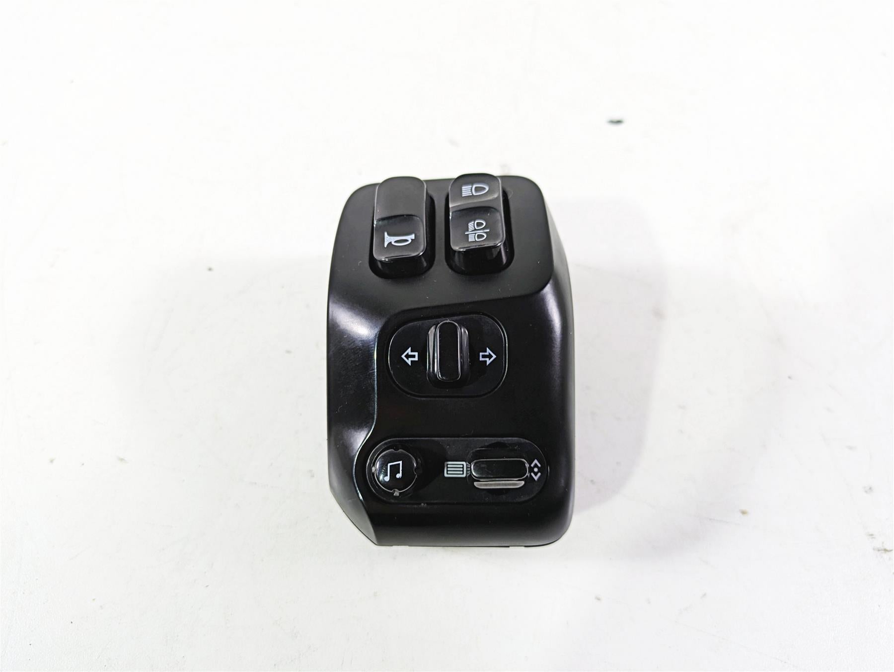 2018 Indian Chieftain Dark Horse Left Hand Control Switch 4016912 4018465 {{ shop.shopifyCountryName }} - Mototech271
