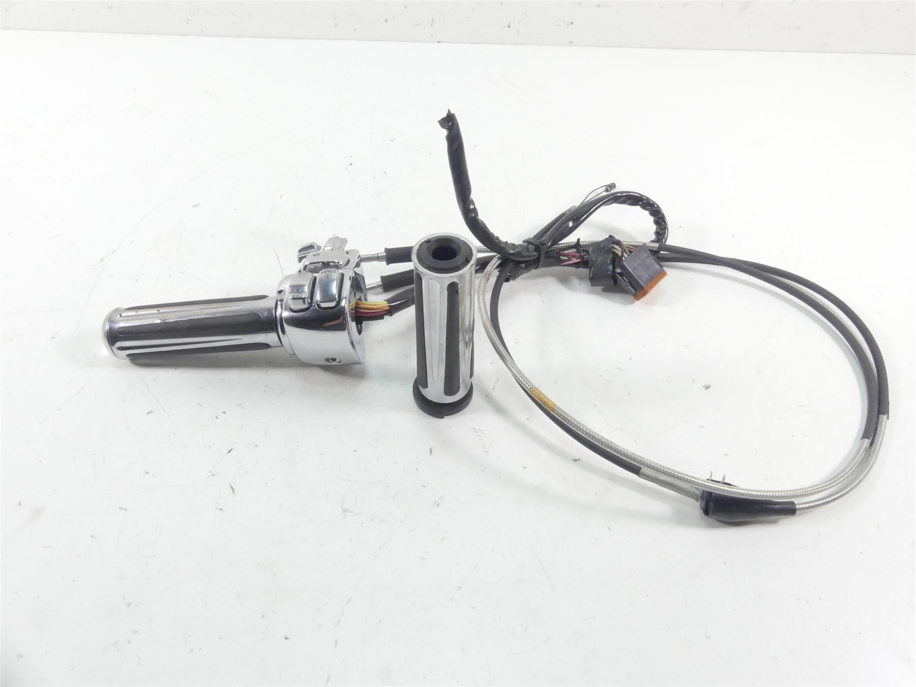 2005 Harley Touring CVO FLHTC SE Electra Glide Right Control Switch 71589-96B {{ shop.shopifyCountryName }} - Mototech271
