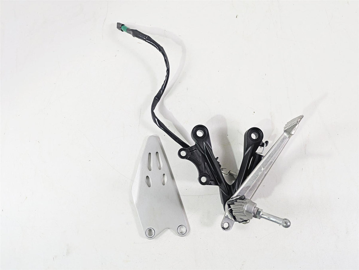 2024 Kawasaki ZX6R ZX636 Ninja Right Footpeg Brake Pedals Set 35063-0590-18R {{ shop.shopifyCountryName }} - Mototech271