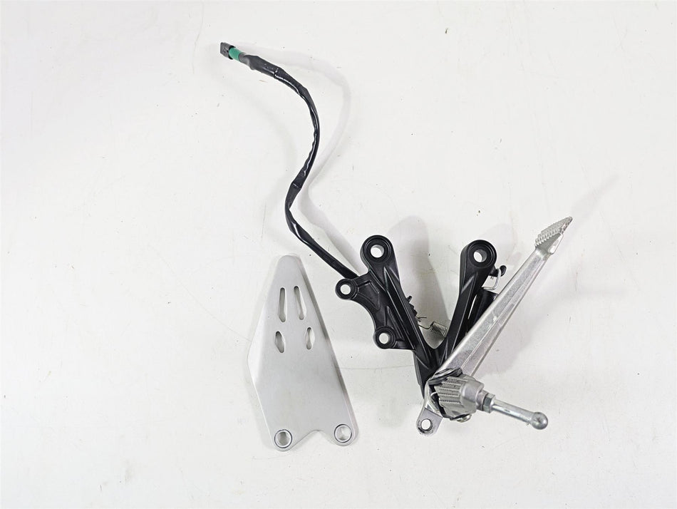2024 Kawasaki ZX6R ZX636 Ninja Right Footpeg Brake Pedals Set 35063-0590-18R {{ shop.shopifyCountryName }} - Mototech271