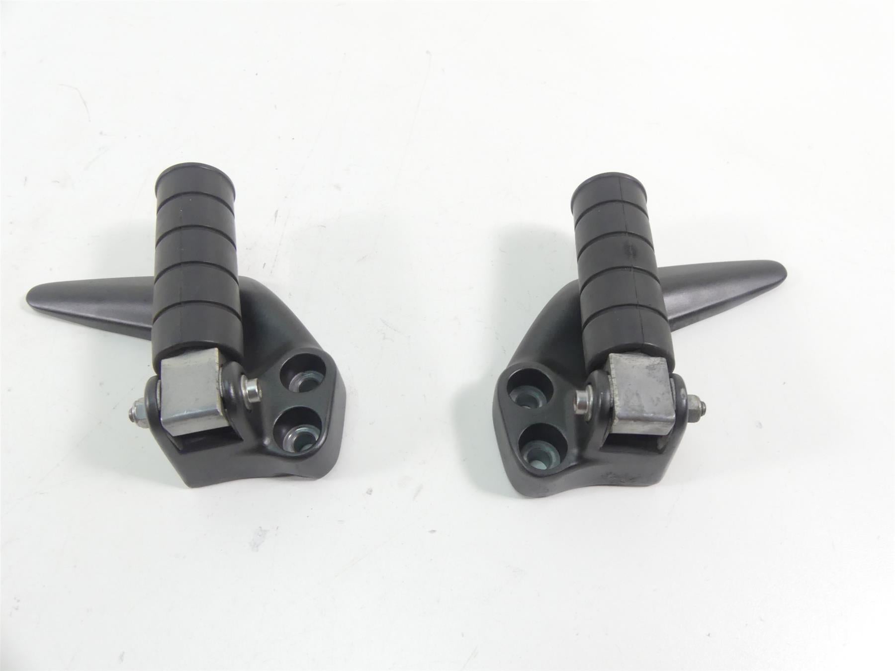 2007 Yamaha XVS1300 V-Star Rear Passenger Foot Peg Footpeg Set 3D8-27430-00-00 {{ shop.shopifyCountryName }} - Mototech271