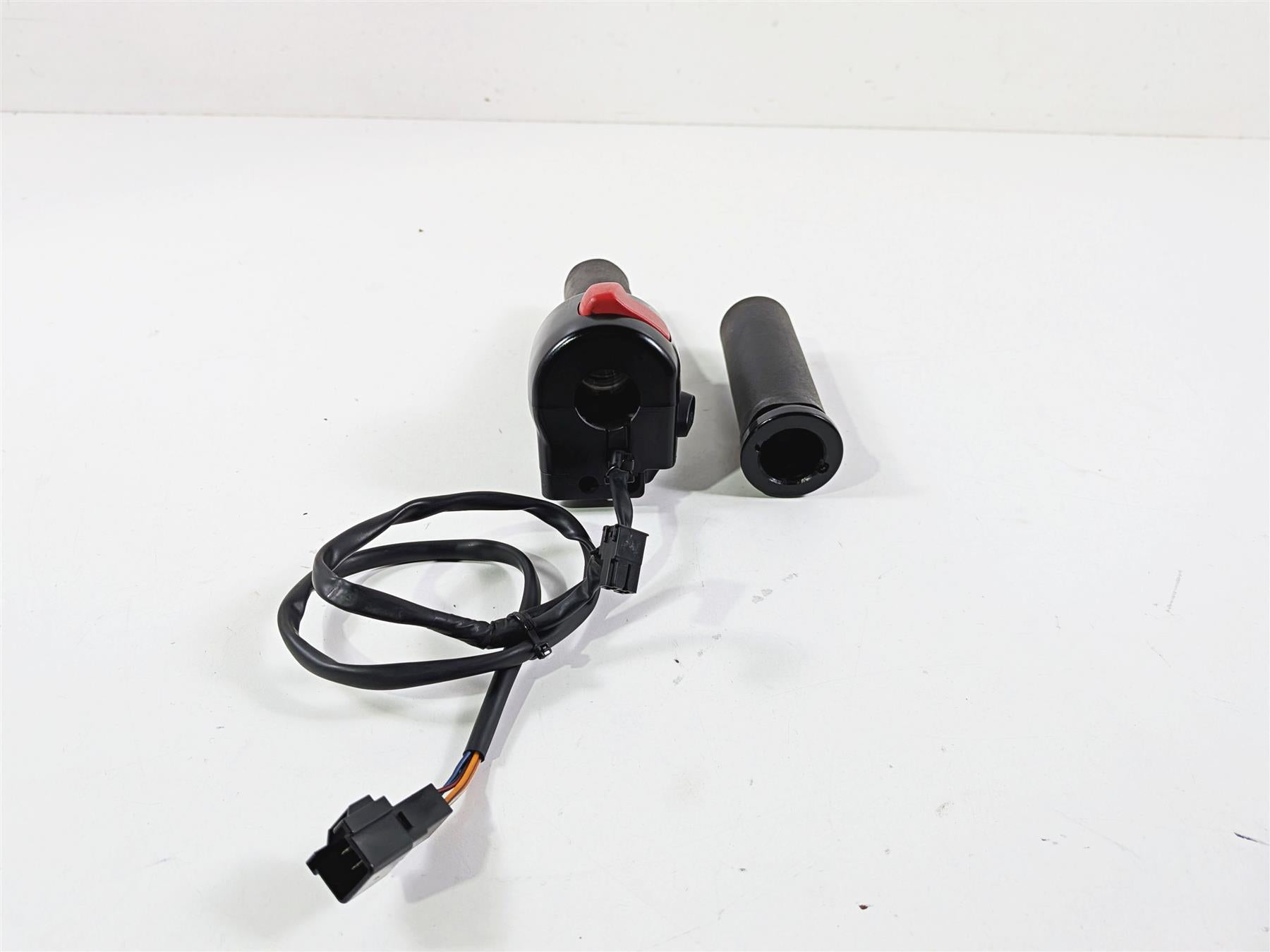 2014 Suzuki M109R VZR1800 Boulevard Right Hand Control Switch 37200-06J00 {{ shop.shopifyCountryName }} - Mototech271
