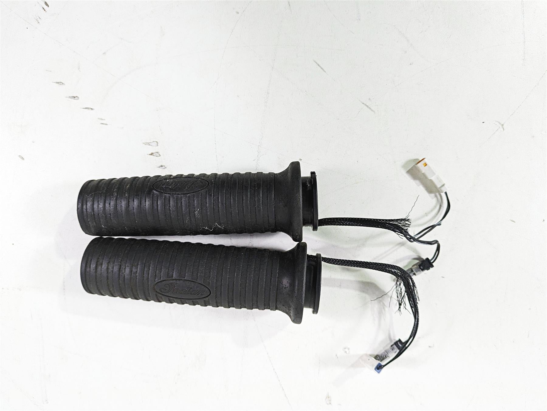 2018 Indian Chieftain Dark Horse Heated Left Right Hand Grip Set 5416650 {{ shop.shopifyCountryName }} - Mototech271