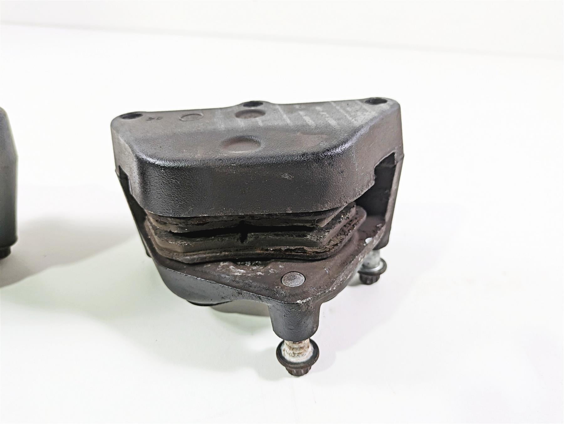 2005 Harley Touring FLHRI Road King Front Brake Caliper Set 44023-00C 44046-00D {{ shop.shopifyCountryName }} - Mototech271