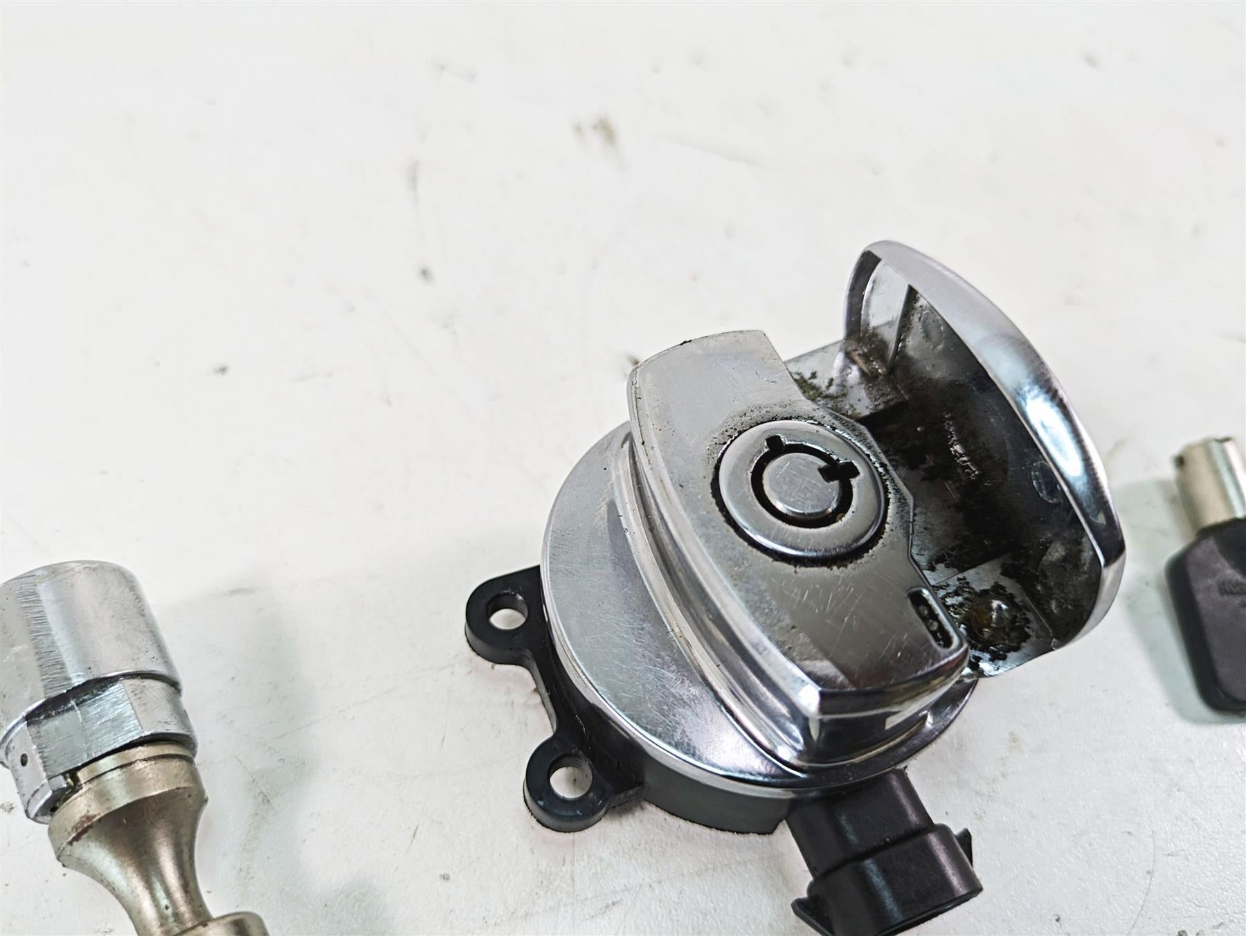 2013 Harley Softail FLSTC Heritage Classic Ignition Switch Key Lock Set 71400076 {{ shop.shopifyCountryName }} - Mototech271