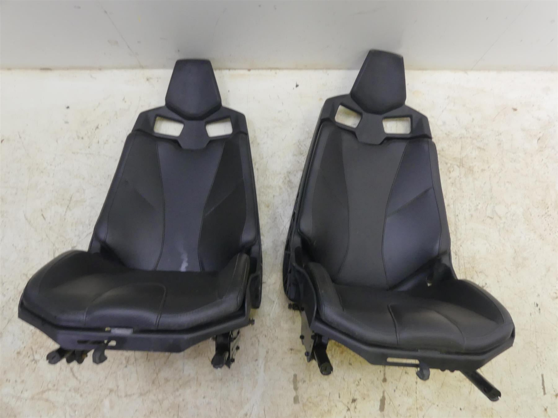 2018 Can Am Maverick X3 Turbo STD Driver Rider Passenger Seat Set 708002065 {{ shop.shopifyCountryName }} - Mototech271