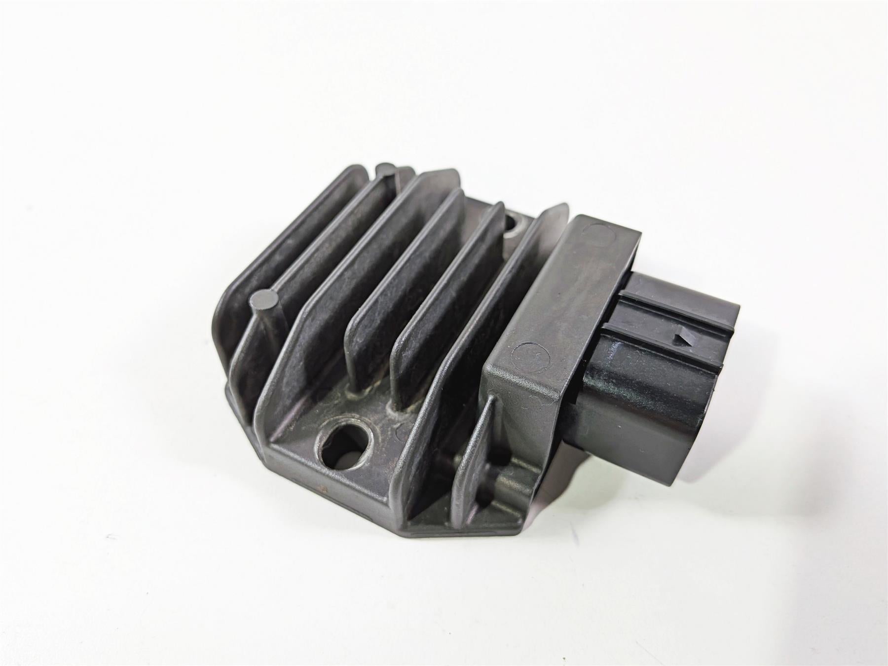 2024 Yamaha YZF R1 RN65 Rectifier Voltage Regulator FH022BA 2CR-81960-00-00 {{ shop.shopifyCountryName }} - Mototech271