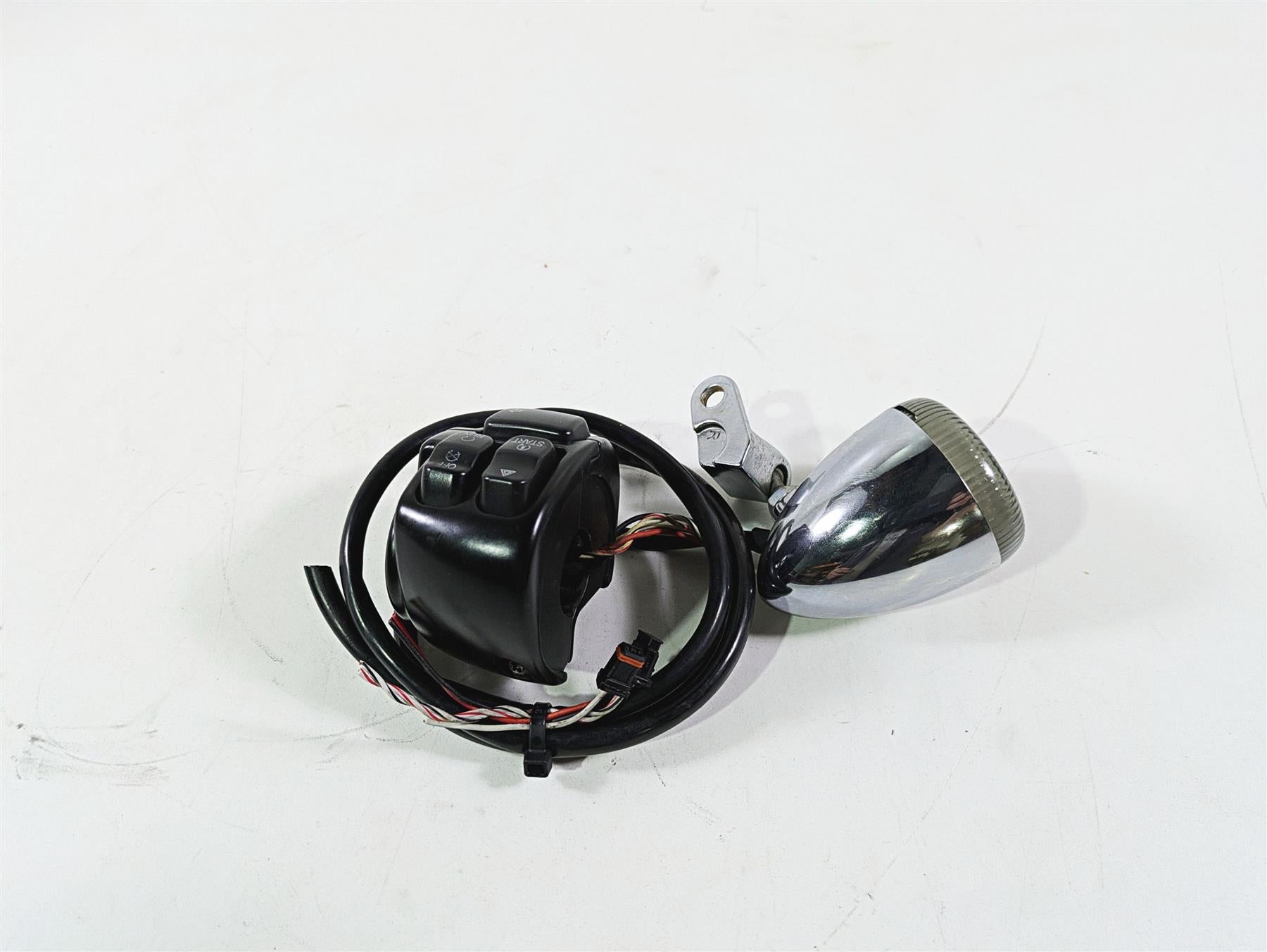 2014 Harley FXDL Dyna Low Rider Right Hand Control Switch Blinker -Read 72944-12 {{ shop.shopifyCountryName }} - Mototech271