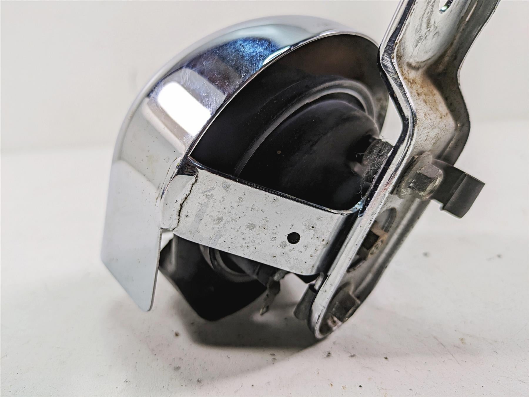 1999 Harley Dyna FXDL Low Rider Horn & Chrome Cover 61300478A 69060-90H {{ shop.shopifyCountryName }} - Mototech271
