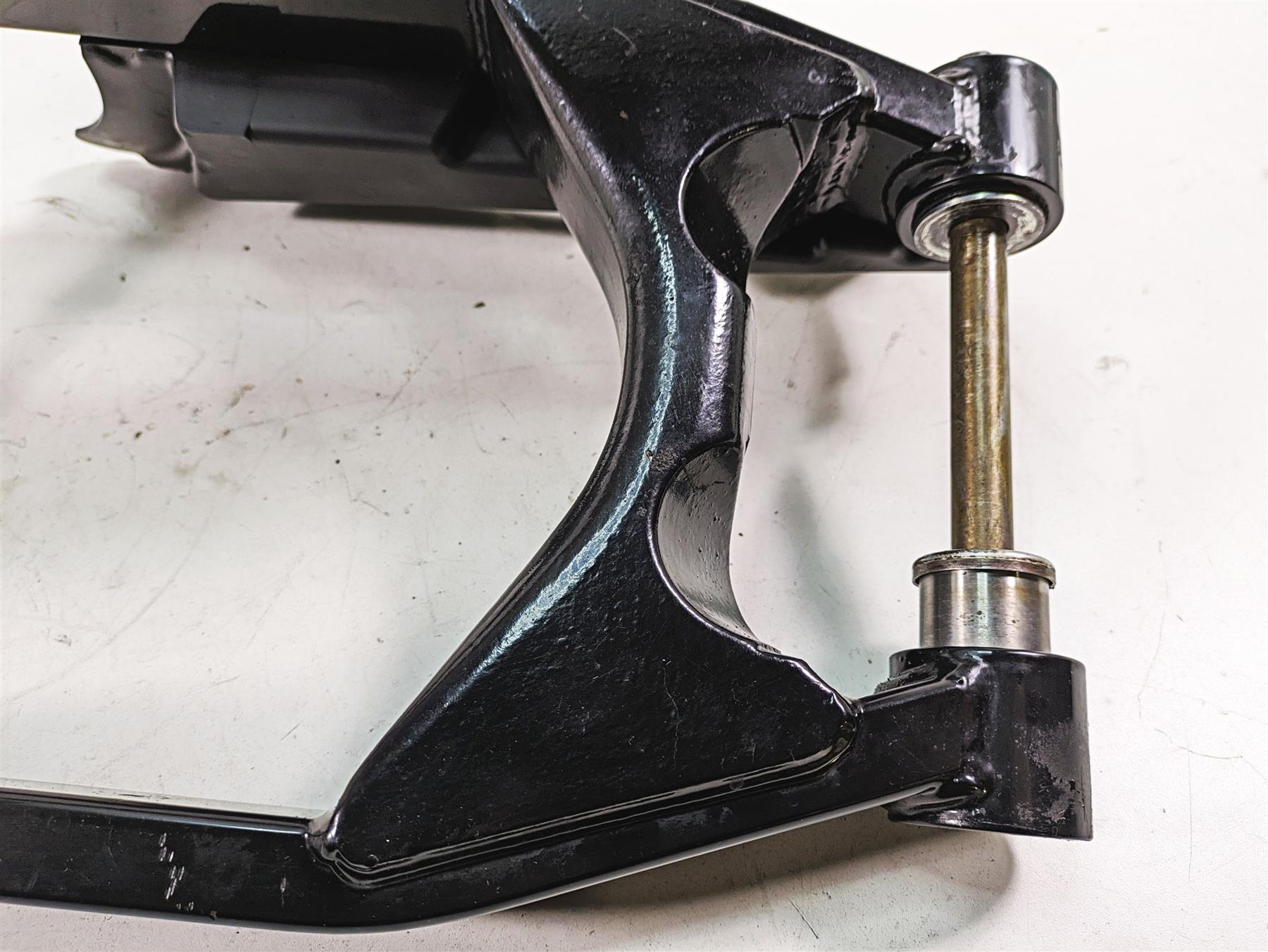 2005 Harley Dyna FXDL Low Rider Rear Swingarm Suspension & Belt Guards 47820-00A {{ shop.shopifyCountryName }} - Mototech271