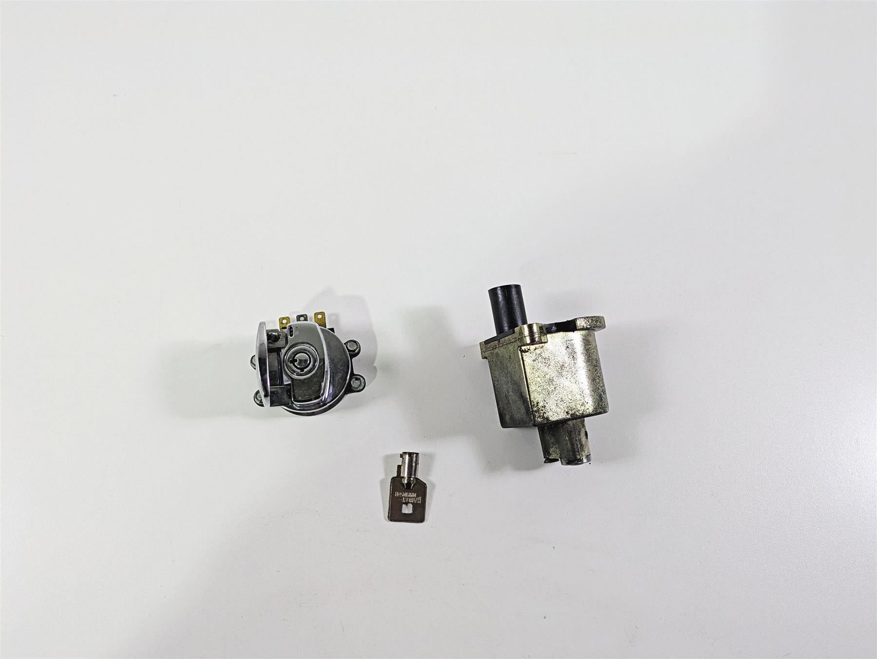 2005 Harley Touring FLHRI Road King Ignition Switch Fork Lock Set 71540-94B {{ shop.shopifyCountryName }} - Mototech271