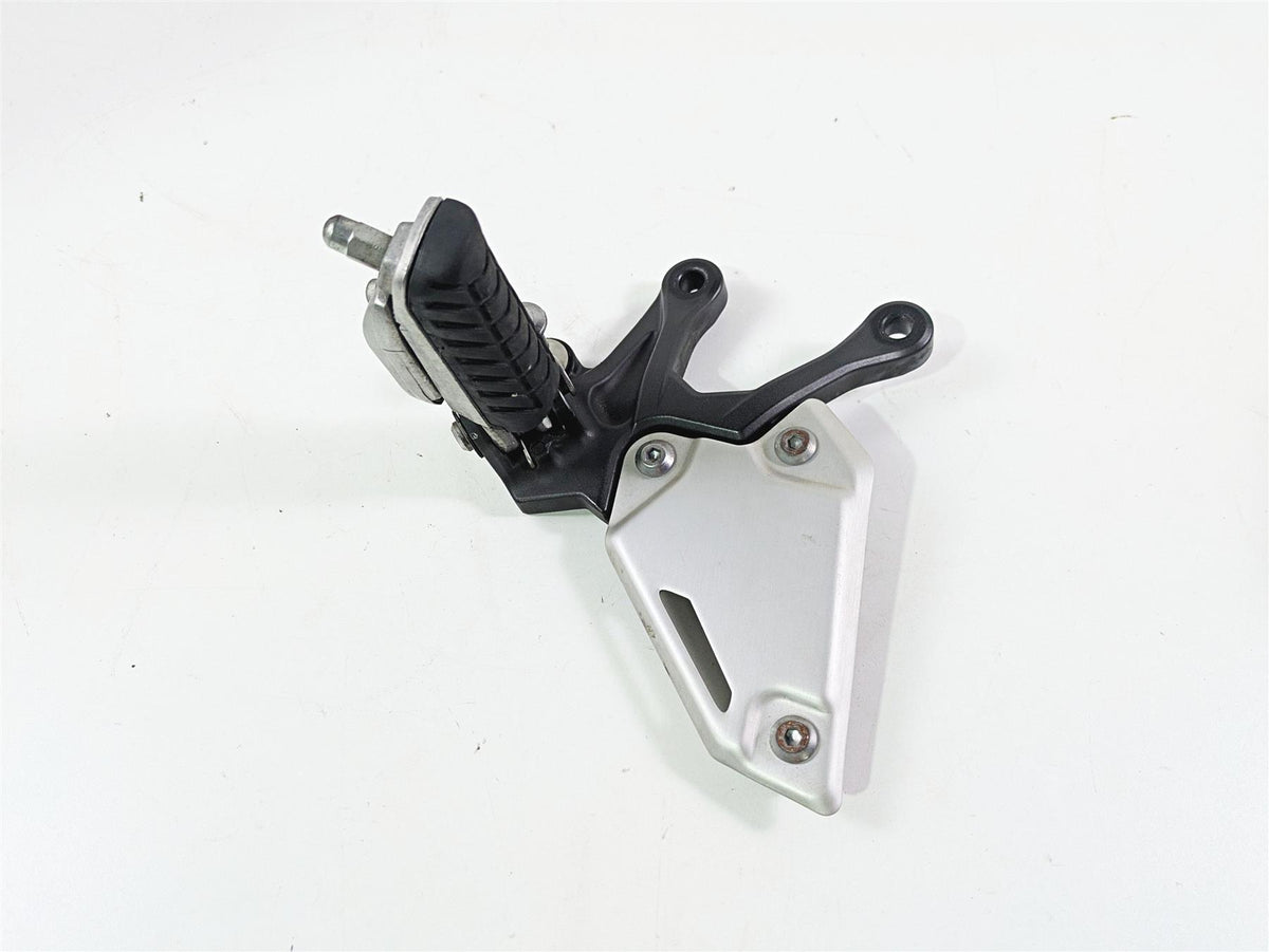 2020 Kawasaki Z900 ZR900 Left Front Foot Peg & Mount 35063-1399-18R {{ shop.shopifyCountryName }} - Mototech271