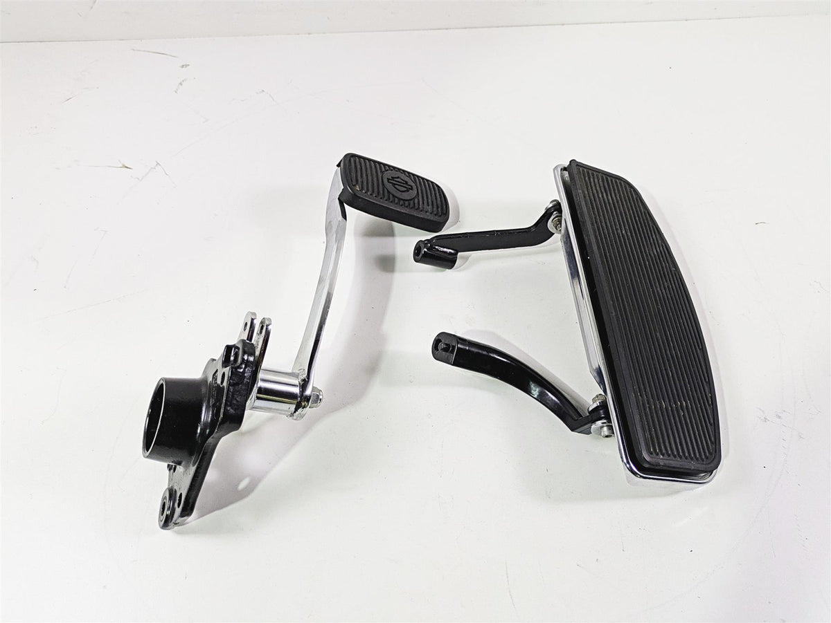 2016 Harley Touring FLHR Road King Front Right Floorboard & Brake Ped 50621-06A {{ shop.shopifyCountryName }} - Mototech271