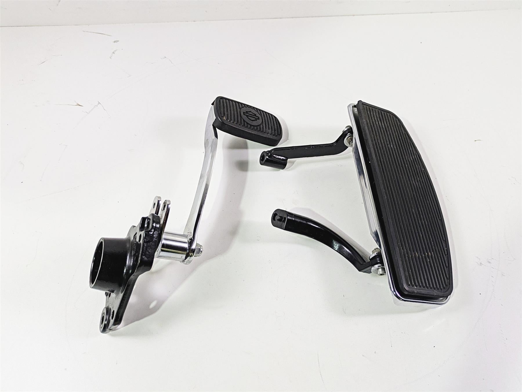 2016 Harley Touring FLHR Road King Front Right Floorboard & Brake Ped 50621-06A {{ shop.shopifyCountryName }} - Mototech271