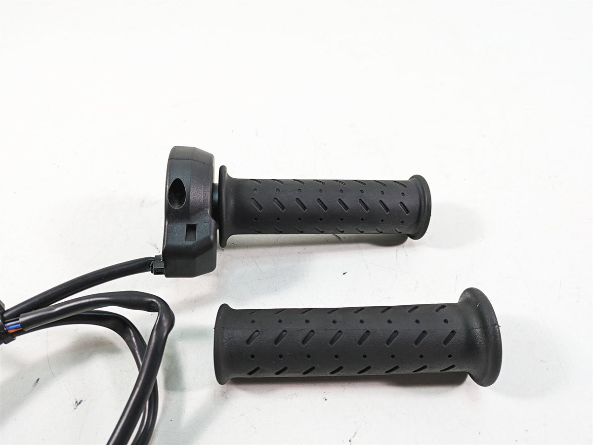 2020 Moto Guzzi V85 TT Adventure E-Throttle Hand Grip Set 2D000095 {{ shop.shopifyCountryName }} - Mototech271