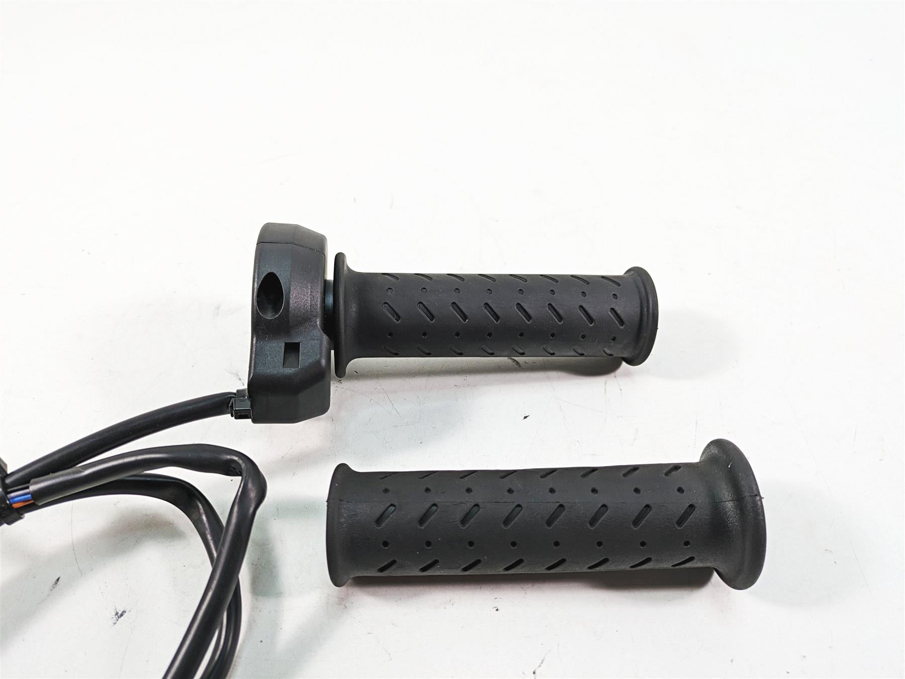 2020 Moto Guzzi V85 TT Adventure E-Throttle Hand Grip Set 2D000095 {{ shop.shopifyCountryName }} - Mototech271