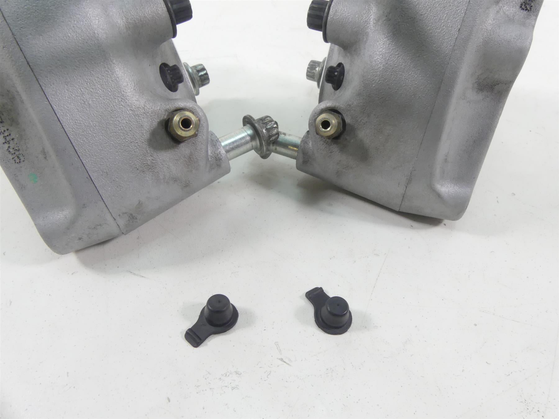 2004 Harley FLHTC SE CVO Electra Glide Front Brake Caliper Set 44381-99 44382-99 {{ shop.shopifyCountryName }} - Mototech271