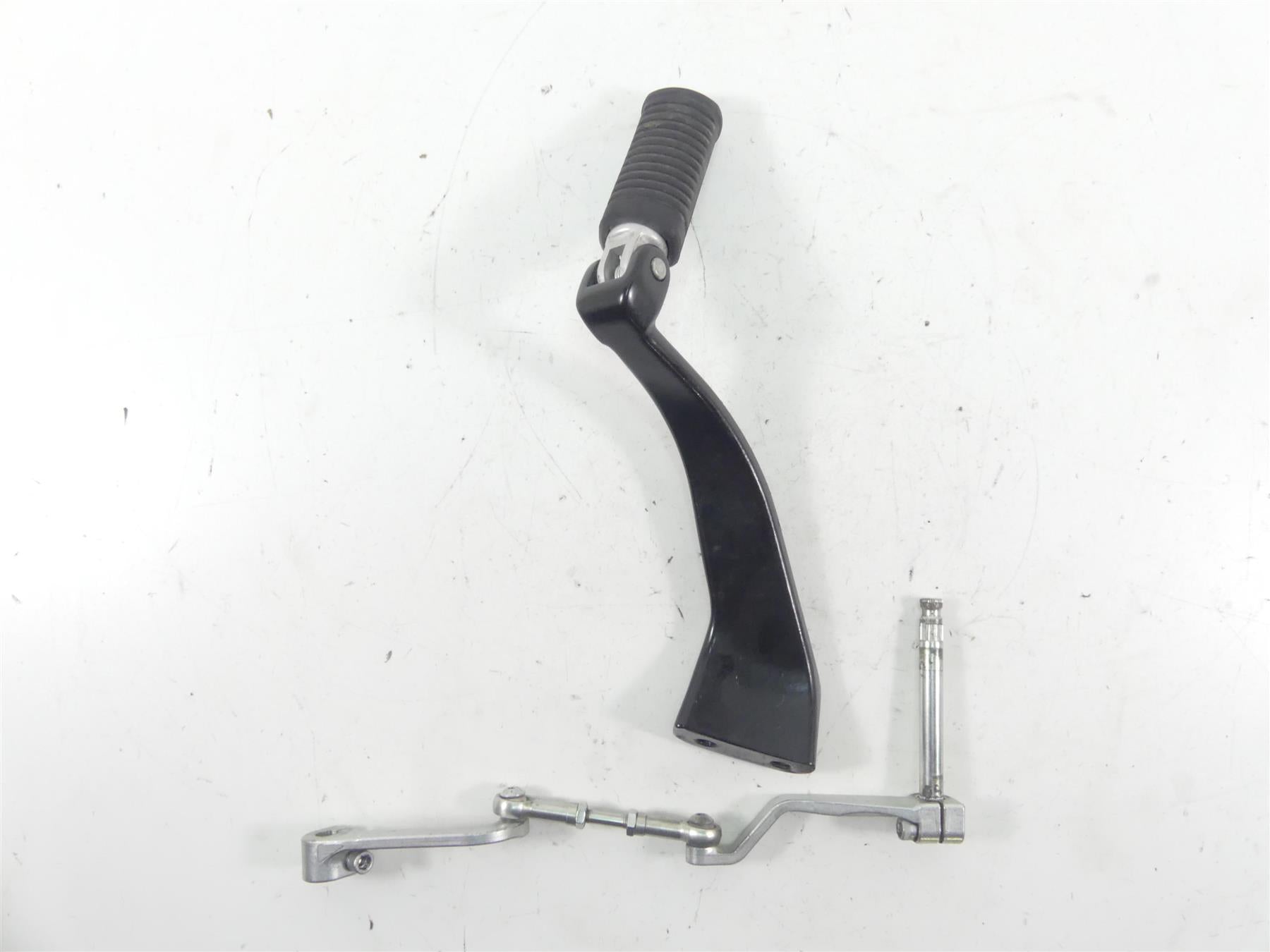 2018 Harley Softail FXBB Street Bob Left Foot Peg & Shifter Linkage 50500603 {{ shop.shopifyCountryName }} - Mototech271