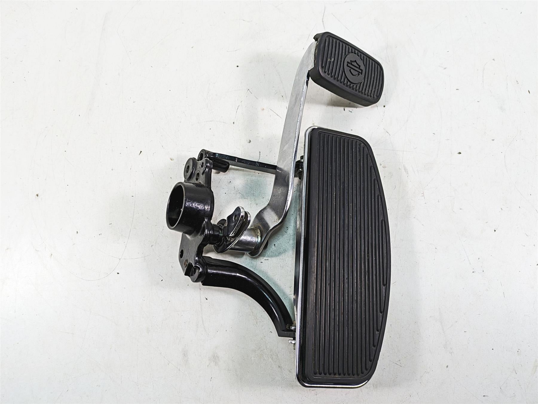 2010 Harley Touring FLHTCU Electra Glide Right Floorboard + Brake Pedal 50621-06 {{ shop.shopifyCountryName }} - Mototech271