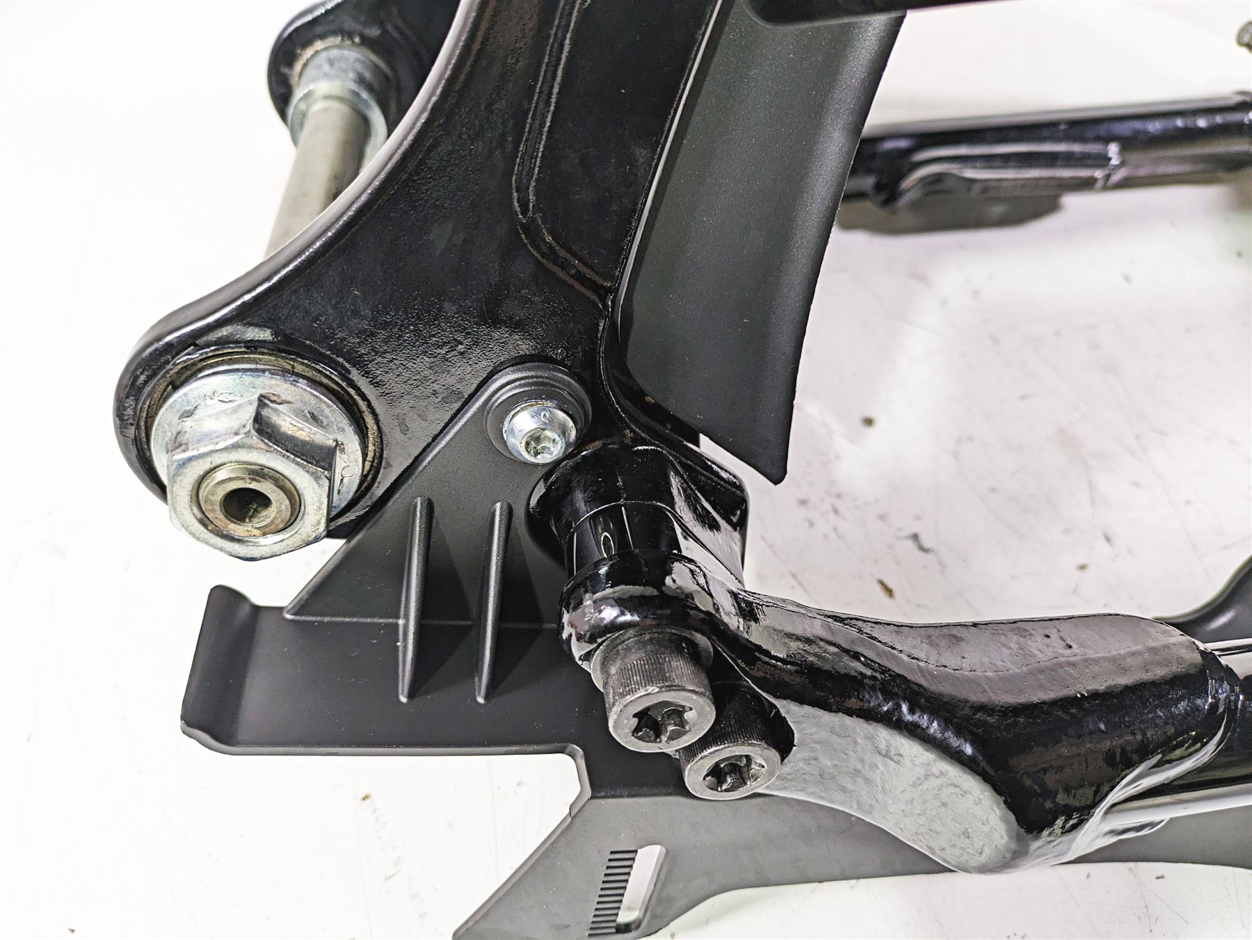 2019 Harley FLHCS Softail Heritage Rear Swingarm + Guards & Axle 47400099BHP {{ shop.shopifyCountryName }} - Mototech271