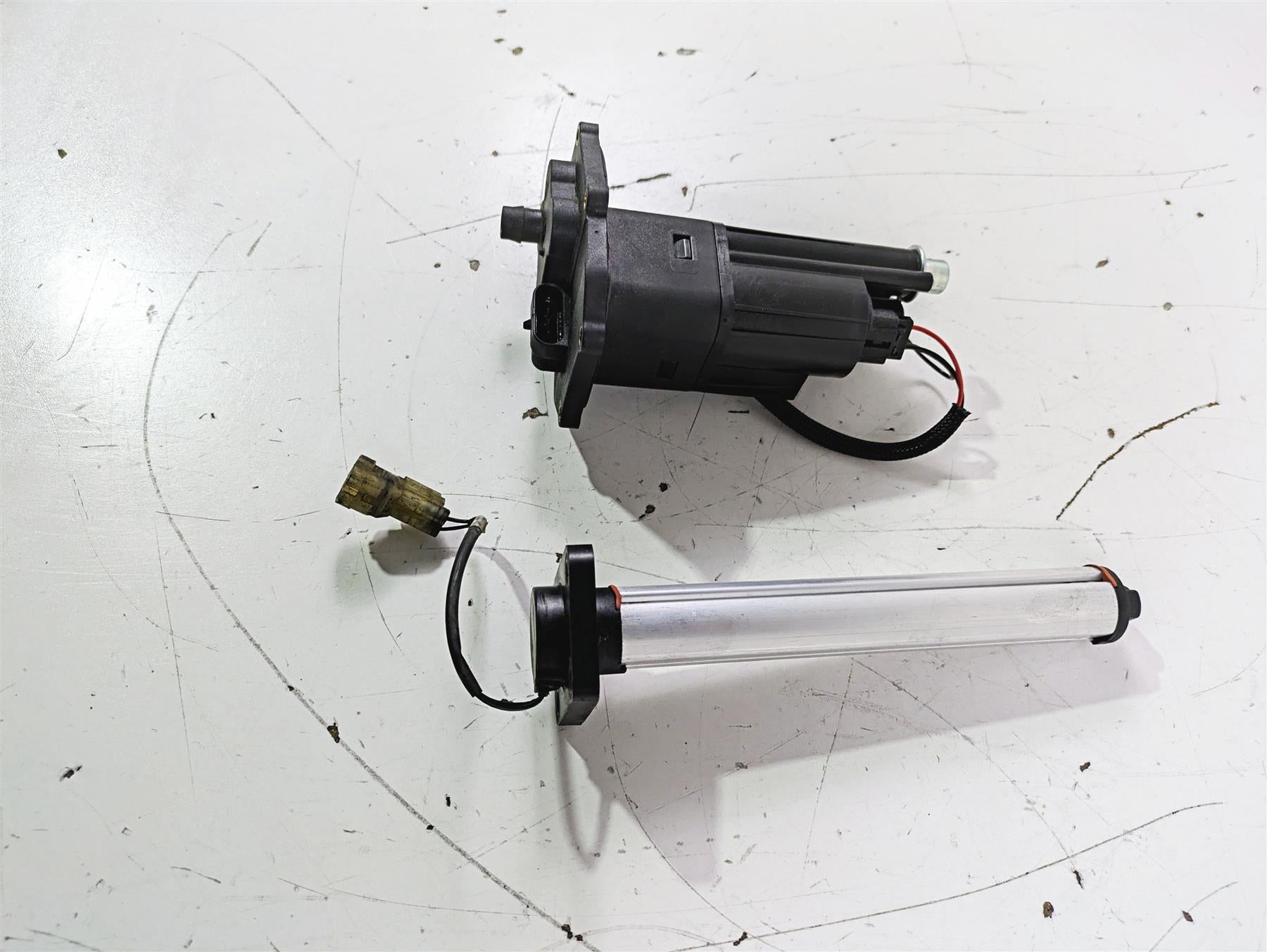 2017 Ducati Monster 1200 S Fuel Gas Petrol Pump & Sender 16024181A 59210251B {{ shop.shopifyCountryName }} - Mototech271