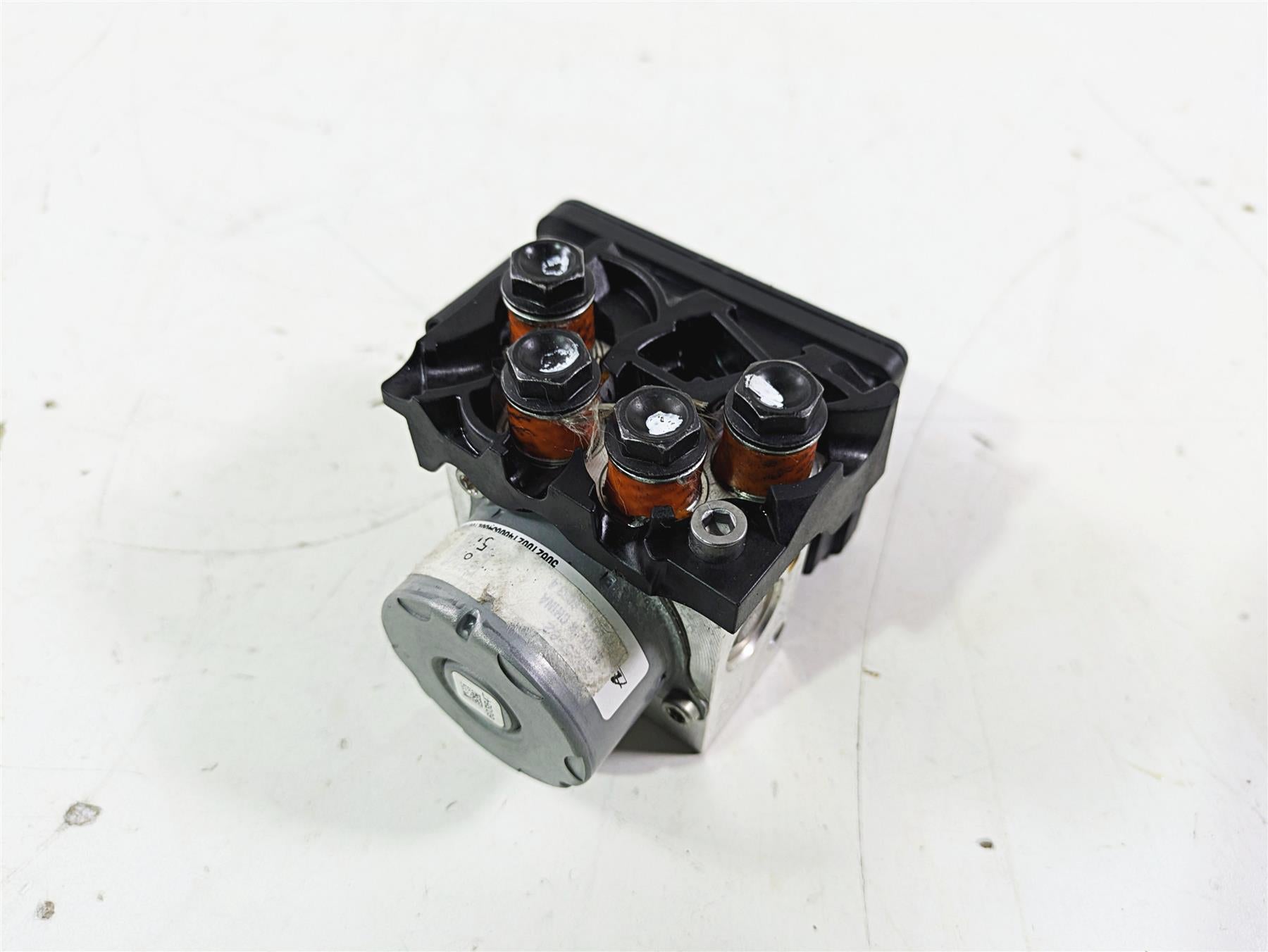 2019 Triumph Speed Triple RS 1050 Abs Brake Pump Module Unit T2029204 {{ shop.shopifyCountryName }} - Mototech271