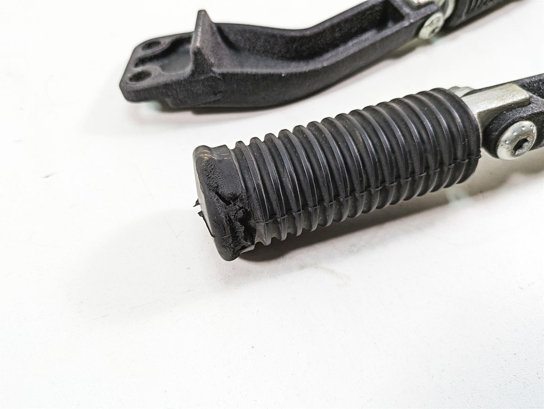 2009 Harley FXDF Dyna Fat Bob Rear Passenger Footpeg Set 49224-06A 49230-06 {{ shop.shopifyCountryName }} - Mototech271