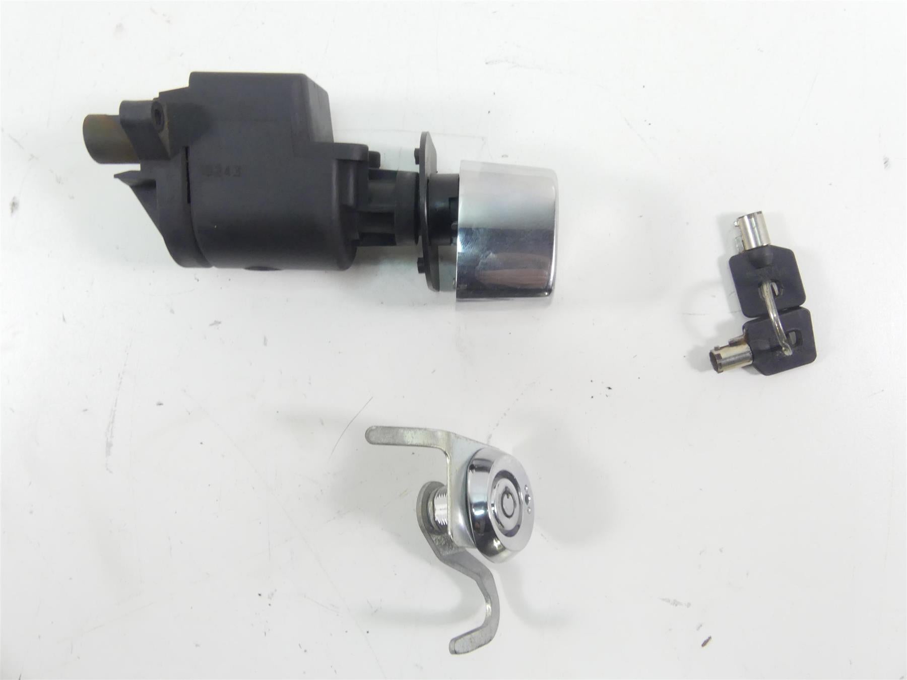 2011 Harley Touring FLTRU Road Glide Ignition Switch Key Lock Set -Read 71572-06 {{ shop.shopifyCountryName }} - Mototech271