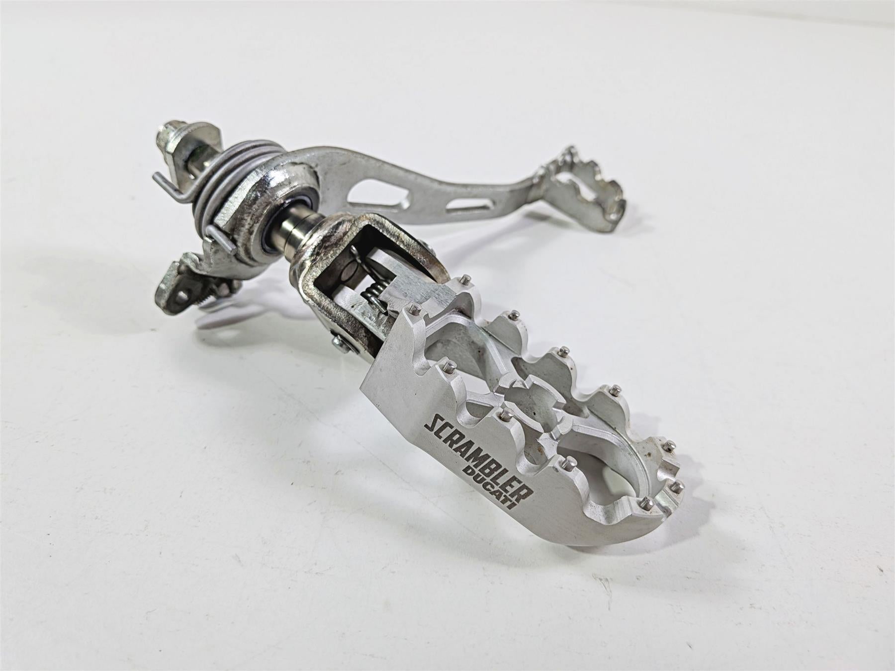 2015 Ducati Scrambler Urban Enduro Right Footpeg + Mount Brake Pedal 45720951AA-Mototech271