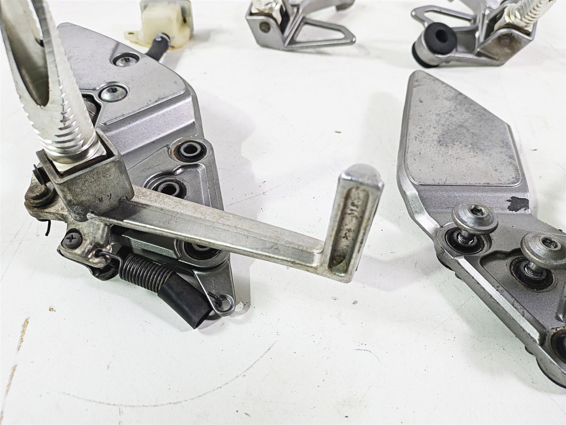2003 Suzuki GSF1200 Bandit Foot Peg Rest + Shifter & Brake Lever Set 43511-26E02 {{ shop.shopifyCountryName }} - Mototech271